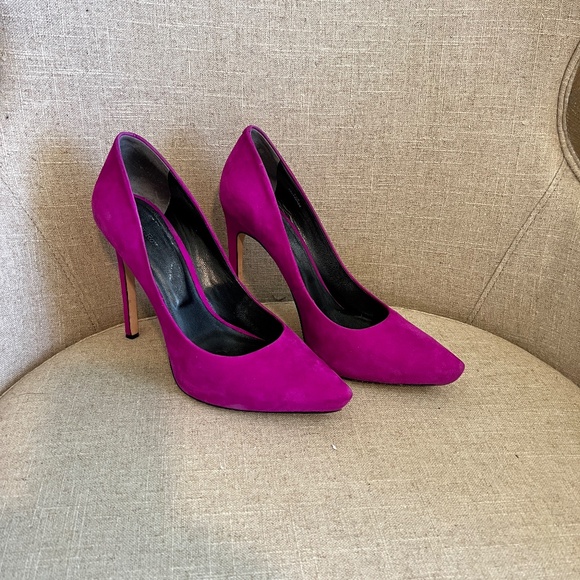 Rachel Roy 'Gardner' 5' high heel pump. 8.5 size Fuchsia suede leather. - Picture 3 of 7